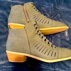 Women’s 8 1/2 side zip blue MiiM booties New